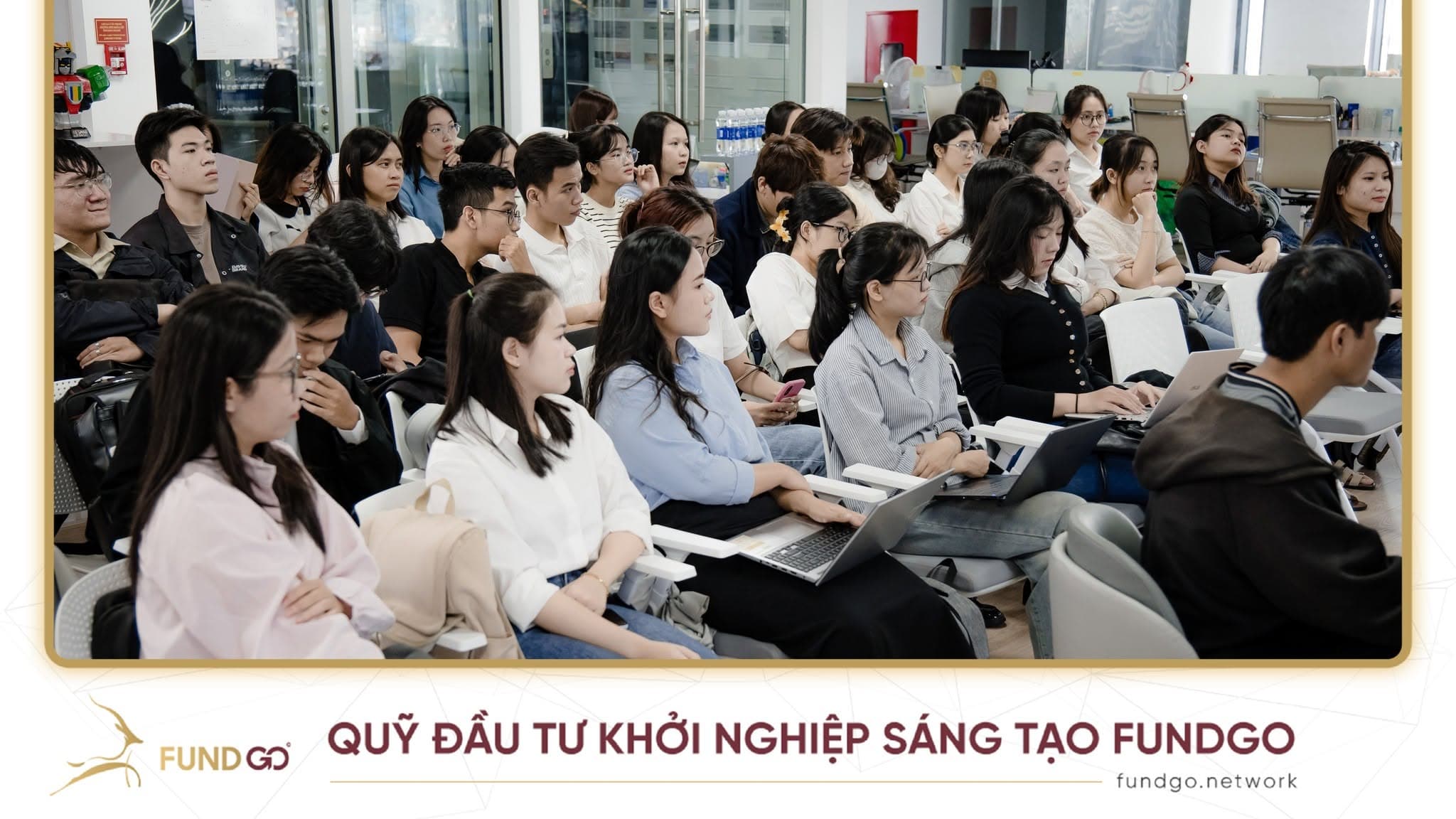 Học viên theo dõi buổi học tại văn phòng FundGo