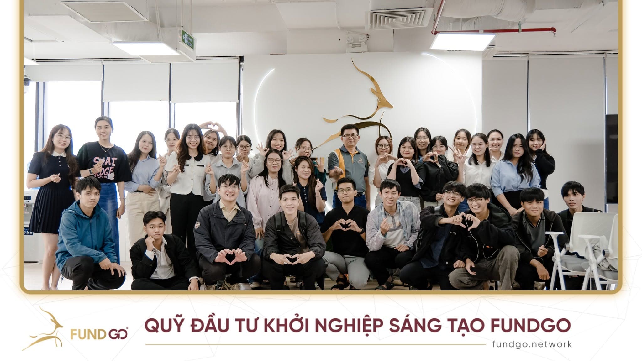 Lớp học viên chụp ảnh lưu niệm tại văn phòng FundGo