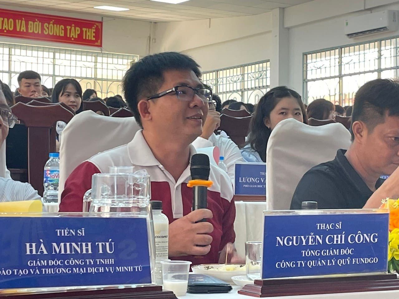 ThS Nguyễn Chí Công đặt câu hỏi cho đội thi – CTUT Startup lần 2