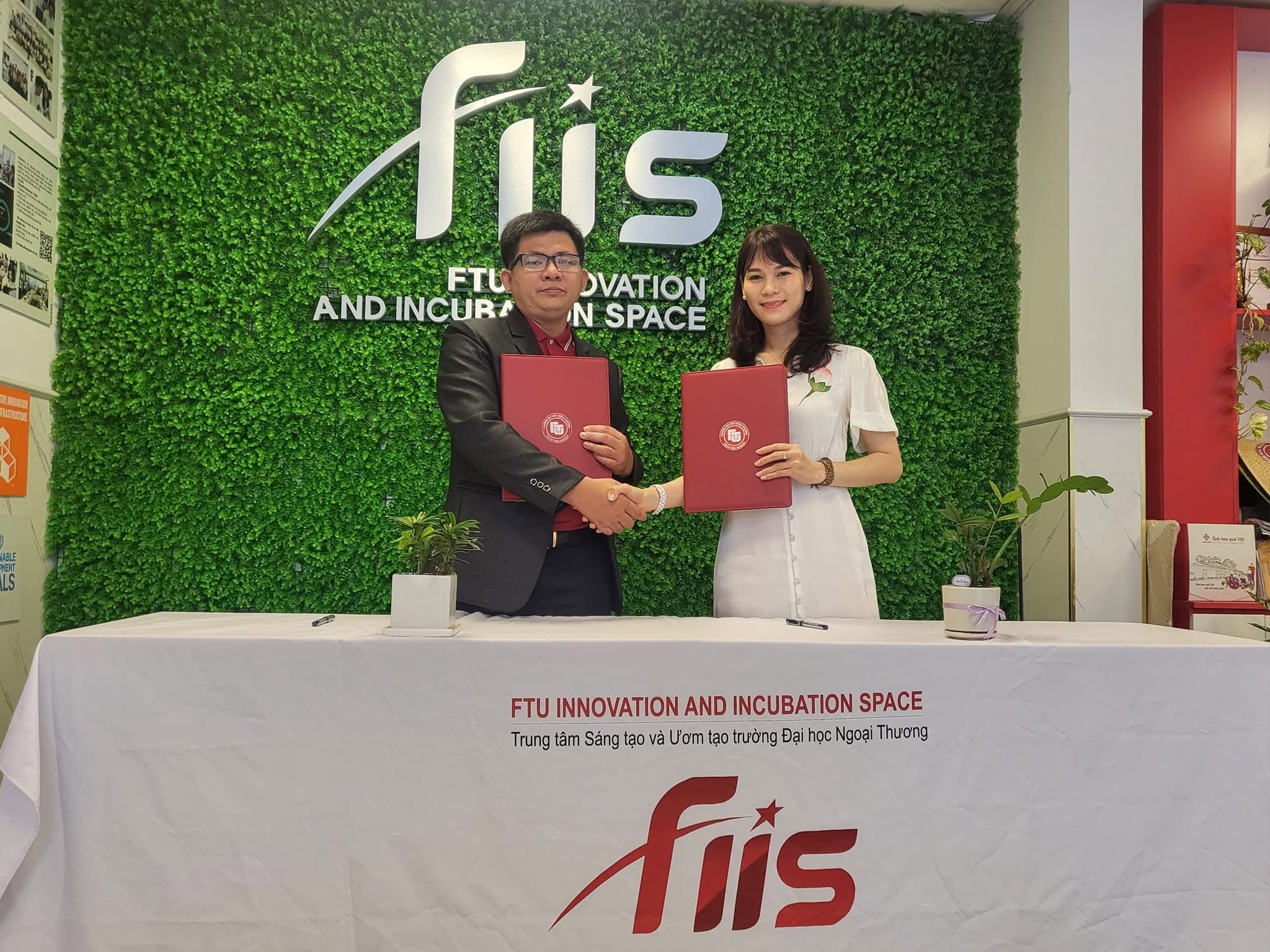 Ký kết hợp tác với FTU Innovation and Incubation Space