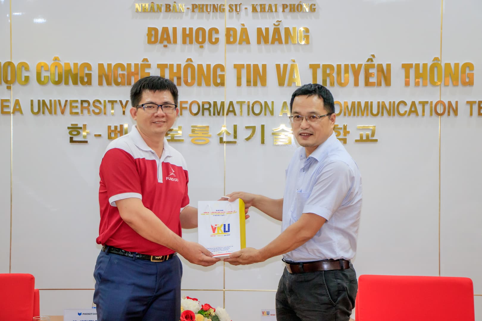 Trao quà lưu niệm tại buổi làm việc với VKU