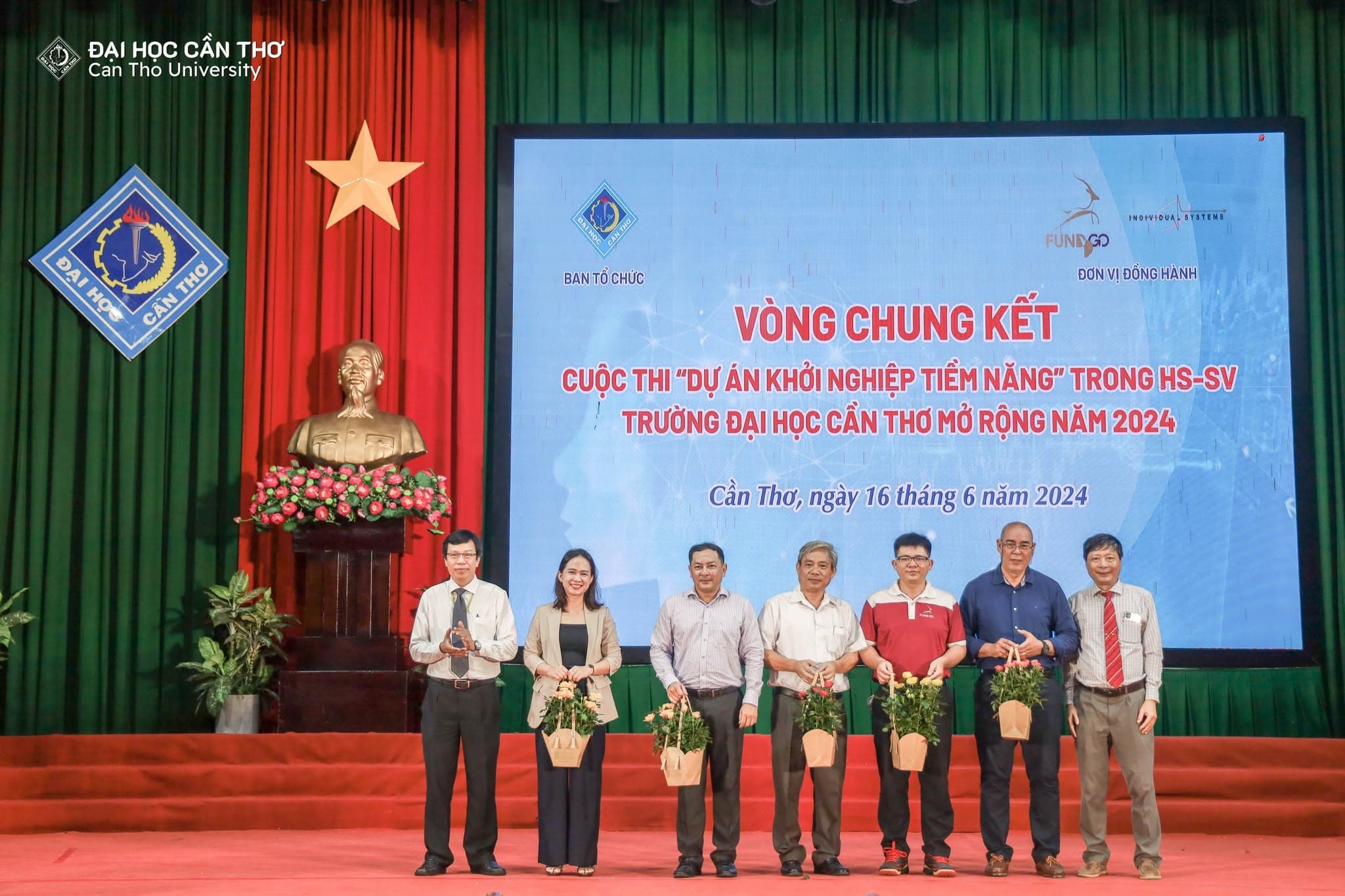 Trao hoa cho ban giám khảo tại Vòng chung kết khởi nghiệp ĐH Cần Thơ 2024